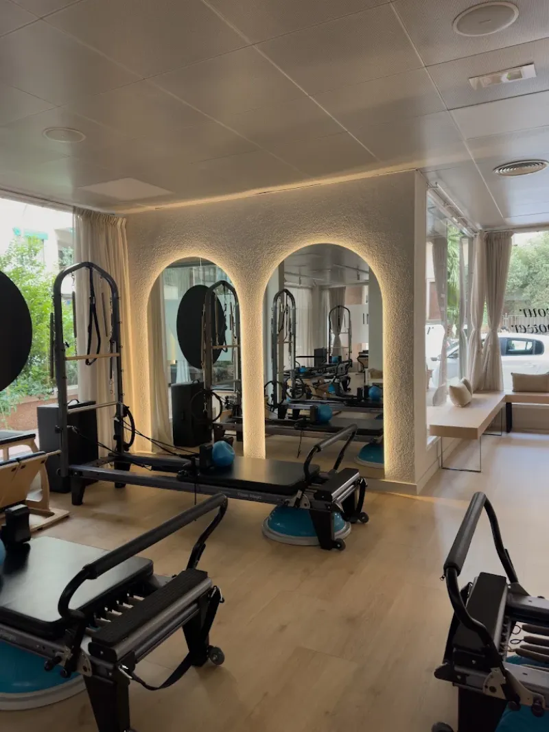 Reformers under arched mirrors at Intuė Pilates in central Palma